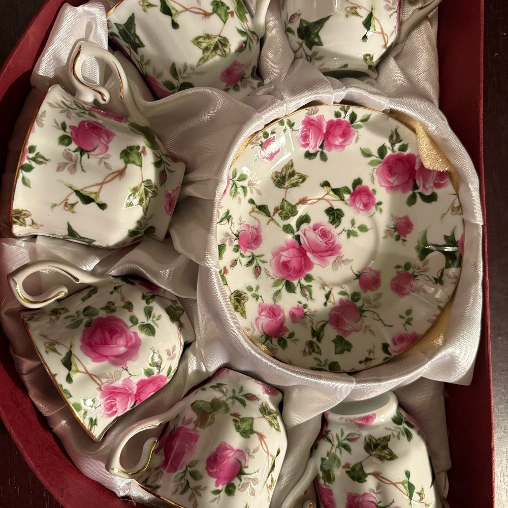 Tea cups and saucers set